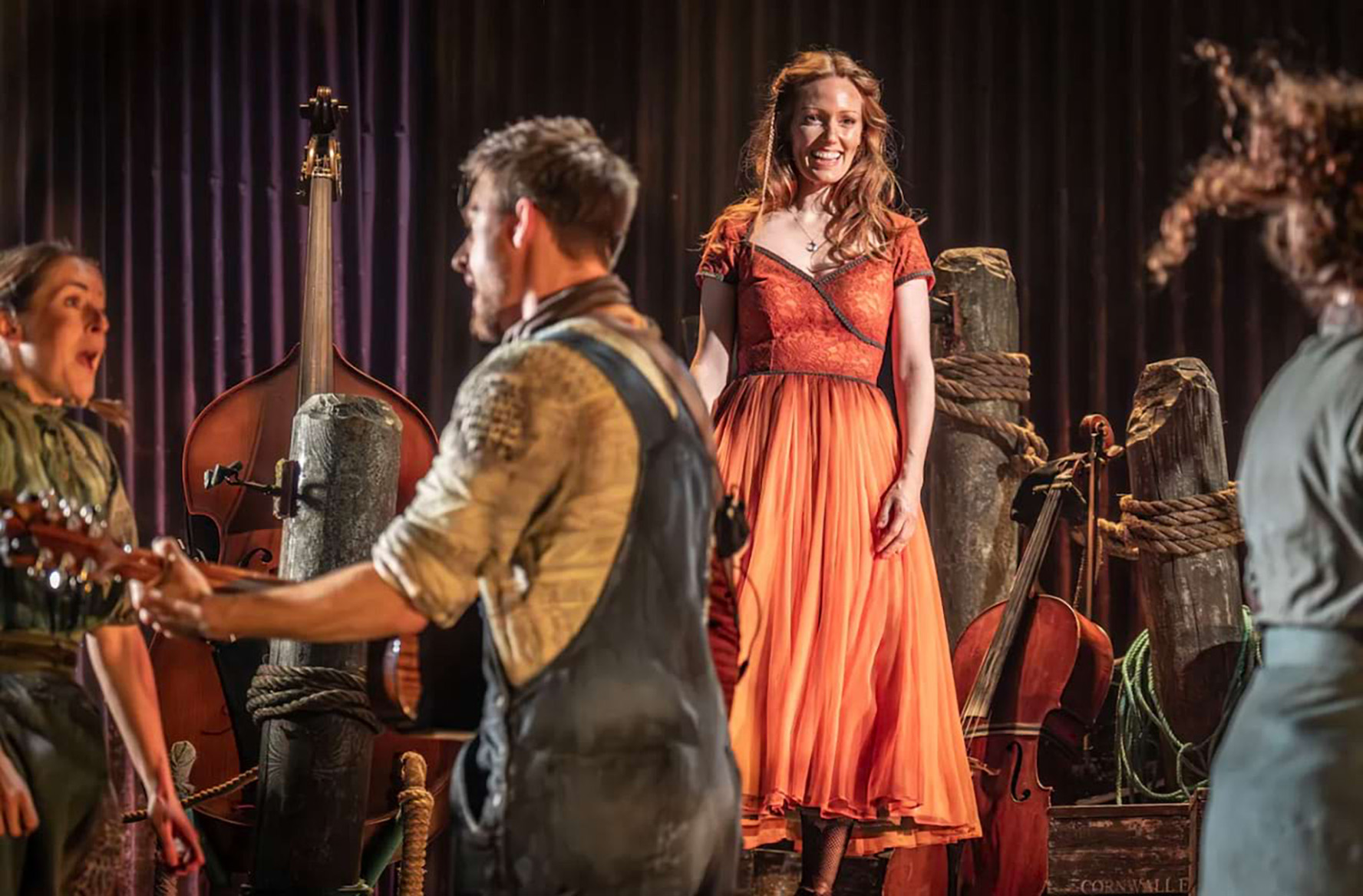 32877 show 1279x840 01