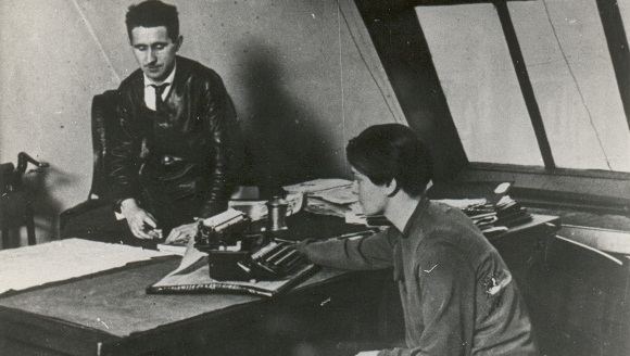 Bertold Brecht et Elizabeth Hauptmann en 1927 Bertold Brecht et Elizabeth Hauptmann