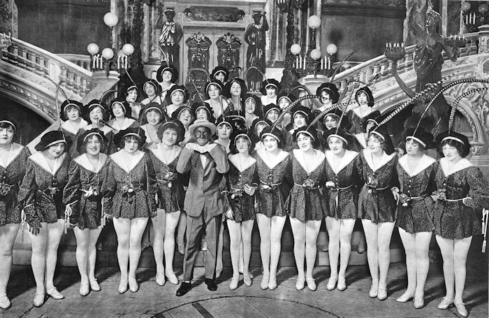 La troupe «Honeymoon Express» avec Al Jolson au centre devant Honeymoon Express