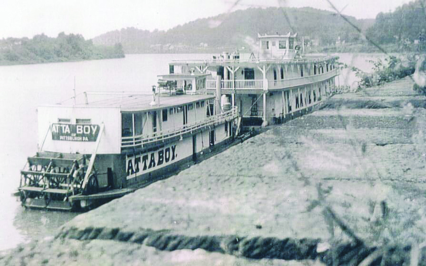 Le «Show Boat» à l'avant, poussé par le remorqueur Un "Show Boat"