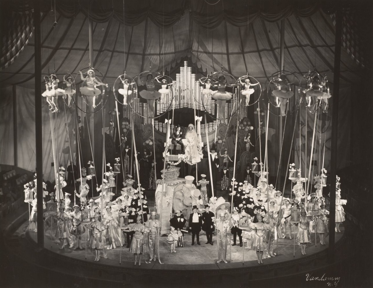 Troupe entière de cirque et scène dans la production scénique Jumbo Jumbo 1936