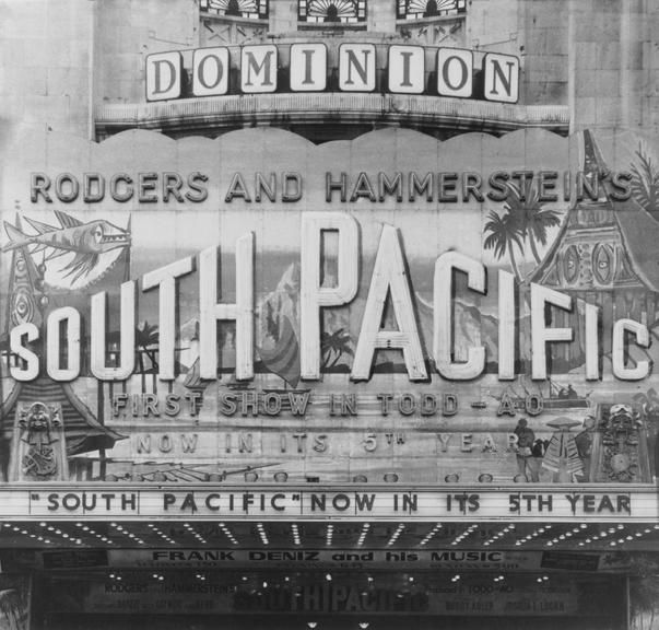 Façade du Dominion Cinema avec «South Pacific» le film dans sa 5ème année Façade du Dominion Cinema avec «South Pacific» le film dans sa 5ème année