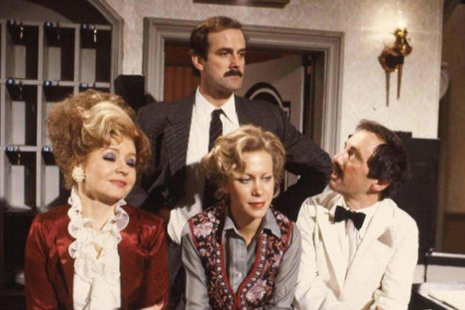 De hoofdcast Prunella Scales Sybil John Cleese Basil Connie Booth Polly en Andrew Sachs Ma