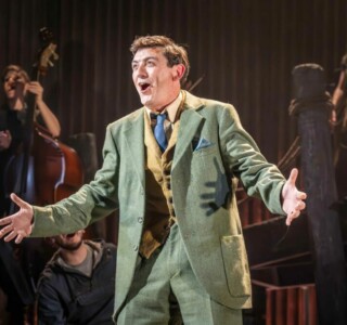 🎶 "Curious Case Of Benjamin Button" (Ambassadors Theatre) 6777cdf233e04838413j