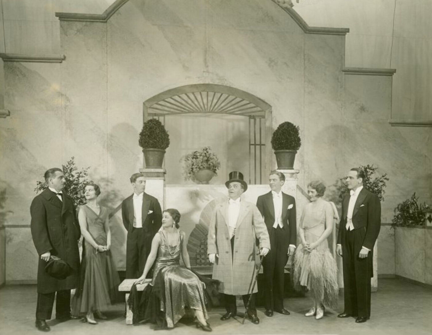 De g. à dr.: Robert Gleckler (Captain Denny), Betty Starbuck (Betty Boyd), Ray Bolger (Georgie),
Janet Velie (Martha Trumbell), Victor Moore (Skippy Dugan), Jack Whiting (Jack Mason), Barbara Newberry (Mary Trumbell) et John Hundley (Rex Cutting) dans «Heads Up!» - Alvin Theatre - 1929 «Heads Up!» - Alvin Theatre - 1929