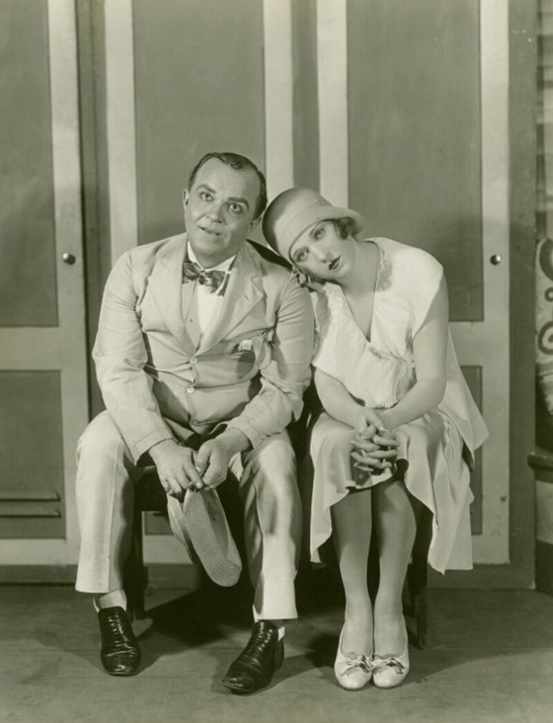 Victor Moore (Skippy Dugan) et Barbara Newberry (Mary Trumbell) dans «Heads Up!» - Alvin Theatre - 1929 Victor Moore (Skippy Dugan) et Barbara Newberry (Mary Trumbell) dans «Heads Up!» - Alvin Theatre - 1929