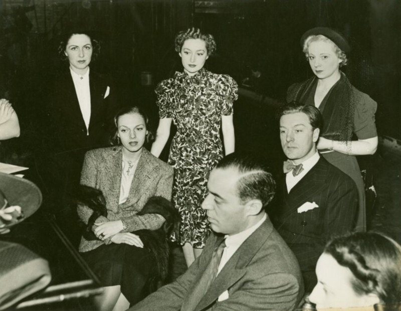 Assis: Vera Zorina (Angel), Richard Rodgers, Dennis King (Count Willy Palaffi) et, debout, des membres de l'ensemble lors des répétitions de «I Married an Angel» - Broadway Assis: Vera Zorina (Angel), Richard Rodgers, Dennis King (Count Willy Palaffi) et, debout, des membres de l'ensemble lors des répétitions de «I Married an Angel» - Broadway