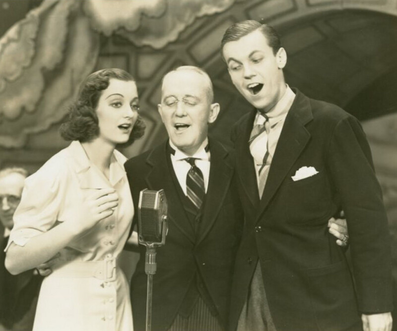 Peggy Jones (Joy Hodges), Président Roosevelt<br>(George M. Cohan) et Phil Smith (Austin)<br>dans «I'd rather be right» - Broadway (1937) Peggy Jones (Joy Hodges), Président Roosevelt (George M. Cohan) et Phil Smith (Austin)