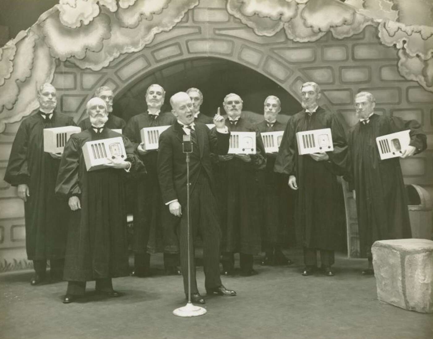 Devant: Chief Justice (John Cherry) et Président Roosevelt (George M. Cohan)<br>Derrière: Jack Barnes, Donald C. Carter, Martin Fair, Jay Hunter, Beau Tilden, Edward Harrington, Robert Howard et Fred Nay<br>dans la scène de la «COUR SUPRÈME» de «I'd rather be right» - Broadway (1937) la «COUR SUPRÈME» de «I'd rather be right» - Broadway (1937)
