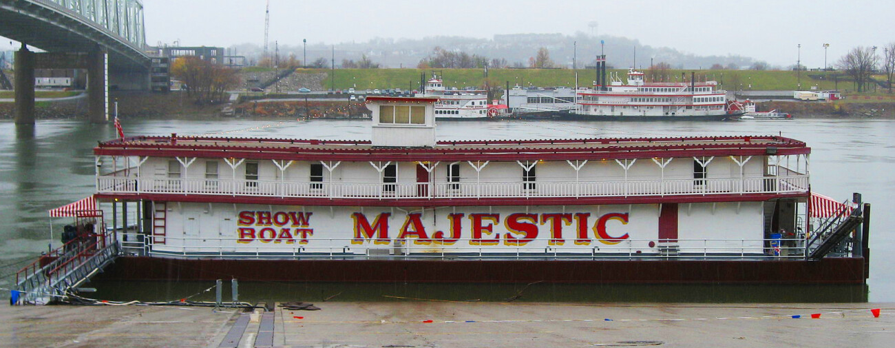 Le «Show Boat» proprement dit est posé sur une barge Show Boat Majestic