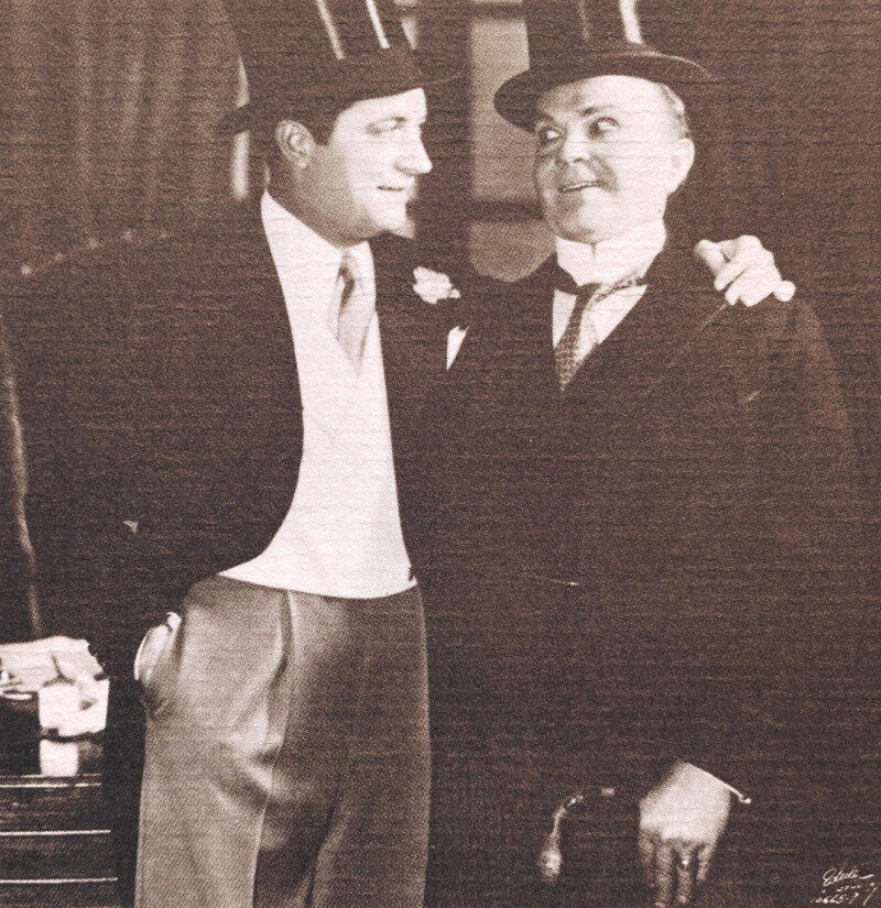 William Gaxton (John P. Wintergreen) et Victor Moore (Alexander Throttlebottom)<br>«Of Thee I Sing» - Broadway 1931 William Gaxton (John P. Wintergreen) et Victor Moore (Alexander Throttlebottom) «Of Thee I Sing» - Broadway 1931