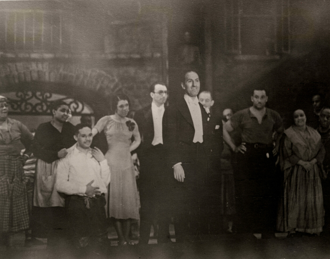 George Gershwin & la troupe lors des applaudissements de l'opening night à l'Alvin Theatre, le 10 octobre 1935. George Gershwin & la troupe lors des applaudissements de l'opening night à l'Alvin Theatre, le 10 octobre 1935.