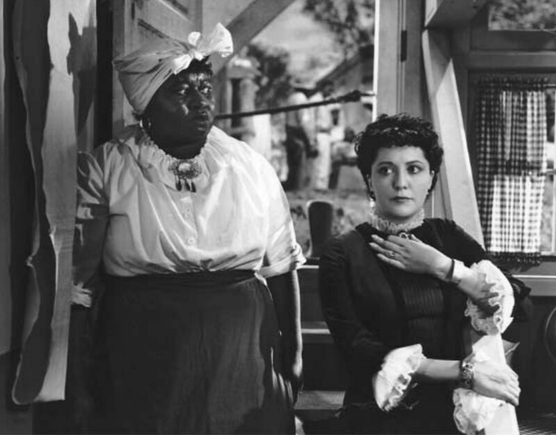 Hattie McDaniel (Queenie) pleine de suspicion face à Helen Morgan (Julie La Verne) Hattie McDaniel (Queenie) pleine de suspicion face à Helen Morgan (Julie La Verne)