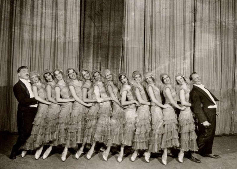 La troupe de «Strike up the Band»<br>& Paul McCullough (extrème gauche) et Bobby Clark (extrème droite) La troupe de «Strike up the Band»