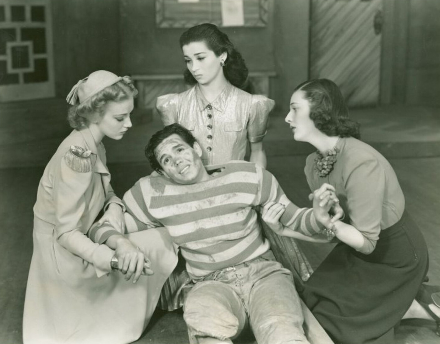 Marcy Westcott (Consuelo Casey), Desi Arnaz (Manuelito), Diosa Costello (Pepe)<br>et Mary Jane Walsh (Eileen Eilers) dans «Too many Girls» Marcy Westcott (Consuelo Casey), Desi Arnaz (Manuelito), Diosa Costello (Pepe) et Mary Jane Walsh (Eileen Eilers) dans «Too many Girls»