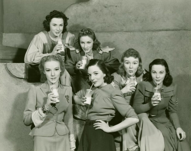 Marcy Westcott (Consuelo Casey), et Mary Jane Walsh (Eileen Eilers)<br>au premier rang dans «Too many Girls» Marcy Westcott (Consuelo Casey), et Mary Jane Walsh (Eileen Eilers) au premier rang dans «Too many Girls»