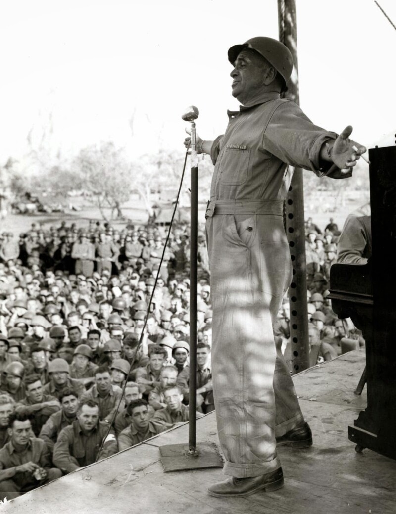 Al Jolson en Concert devant des soldats durant la 2ème Guerre mondiale Al Jolson WWII