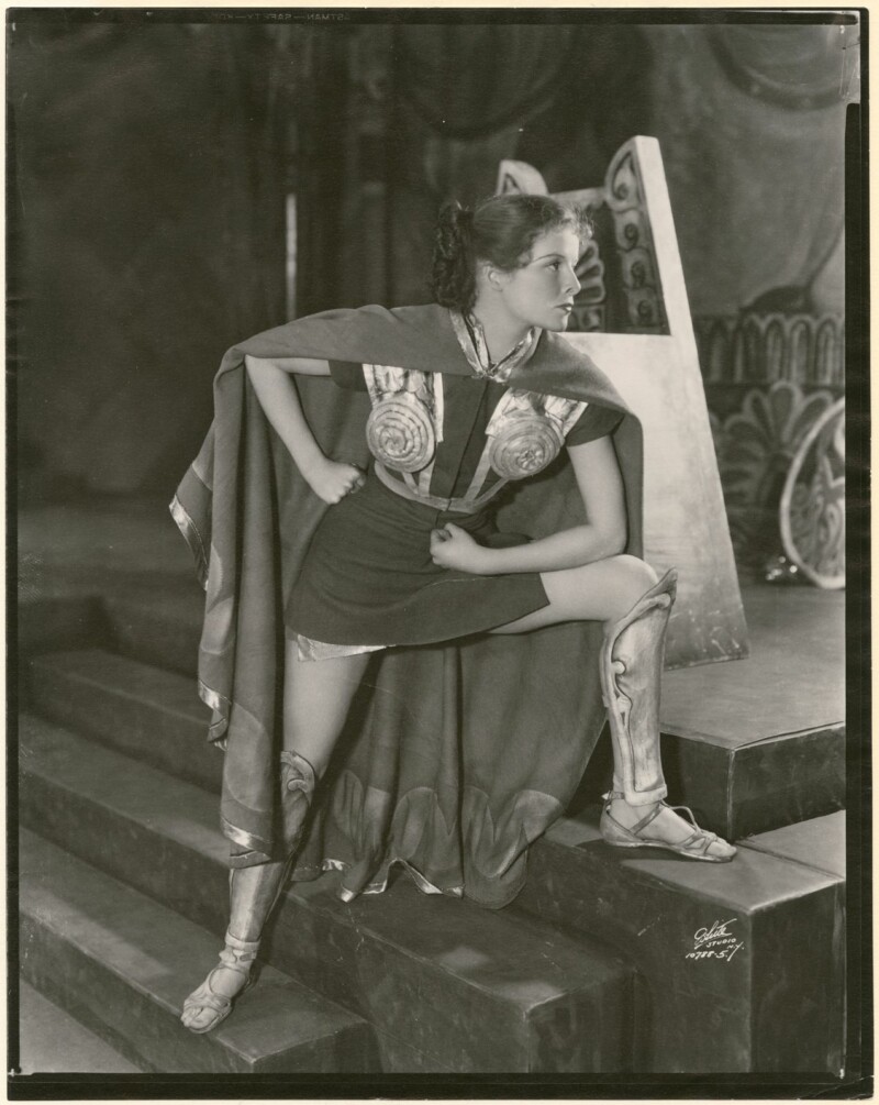 Katharine Hepburn dans «The Warrior's Husband»<br>Morosco Theatre - Broadway - mars 1932 Katharine Hepburn dans «The Warrior's Husband»<br>Morosco Theatre - Broadway - mars 1932
