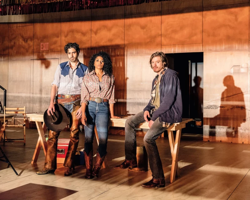 De g.àdr.: Damon Daunno (Curly), Rebecca Naomi Jones (Laurey) et Patrick Vaill (Jud) De g.àdr.: Damon Daunno (Curly), Rebecca Naomi Jones (Laurey) et Patrick Vaill (Jud)
