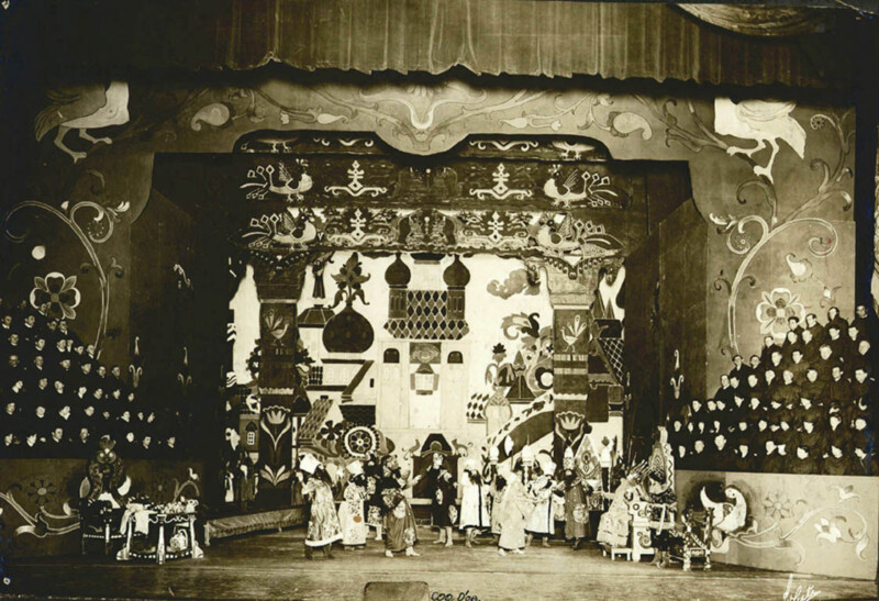 Une scène de l'acte I de «Le Coq d'Or» - Metropolitan Opera House - Mars 1918
On voit les chanteurs sur les côtés et les danseurs-mimes qui jouent au centre Une scène de l'acte I de «Le Coq d'Or»